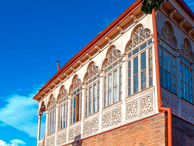 ocharovatelnye-balkony-tbilisi-klassitsizm-v-obyatiyakh-gruzinskoy-traditsii-i-vostoka