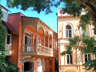 ocharovatelnye-balkony-tbilisi-klassitsizm-v-obyatiyakh-gruzinskoy-traditsii-i-vostoka