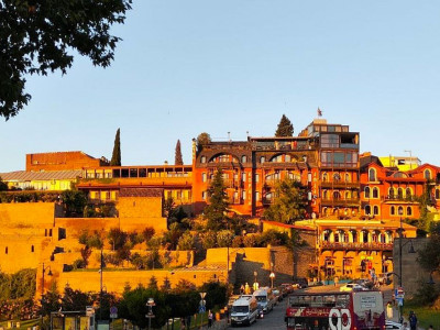 ocharovatelnye-balkony-tbilisi-klassitsizm-v-obyatiyakh-gruzinskoy-traditsii-i-vostoka