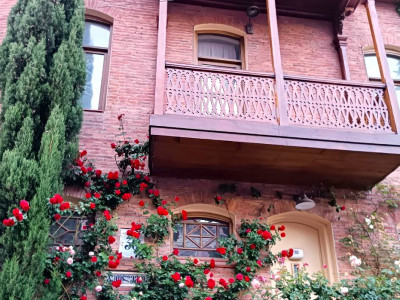 ocharovatelnye-balkony-tbilisi-klassitsizm-v-obyatiyakh-gruzinskoy-traditsii-i-vostoka