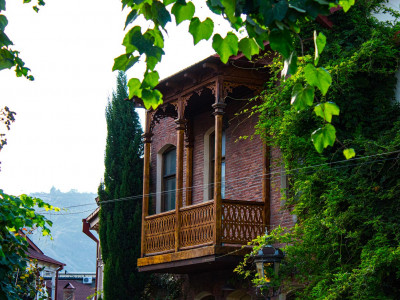 ocharovatelnye-balkony-tbilisi-klassitsizm-v-obyatiyakh-gruzinskoy-traditsii-i-vostoka