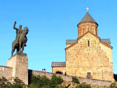 ocharovatelnye-balkony-tbilisi-klassitsizm-v-obyatiyakh-gruzinskoy-traditsii-i-vostoka