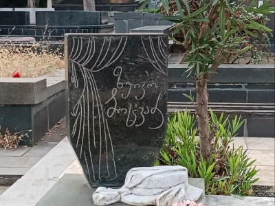 kladbishcha-tbilisi-zhivye-istorii-v-gorode-mertvykh