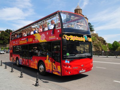ekskursiya-po-tbilisi-na-dvukhetazhnom-avtobuse
